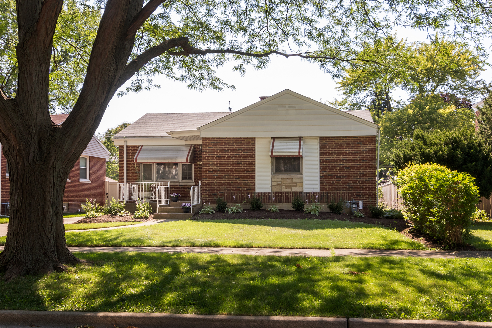 Property Photo:  1506 Manchester Avenue  IL 60154 