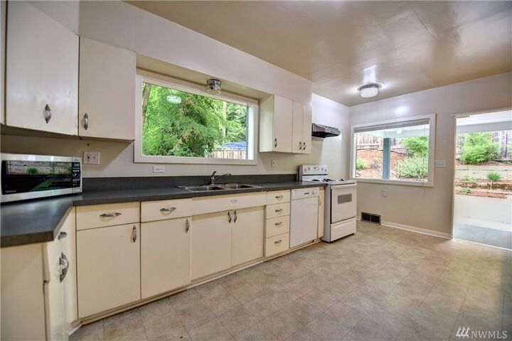 Property Photo:  8924 Ravenna Ave NE  WA 98115 