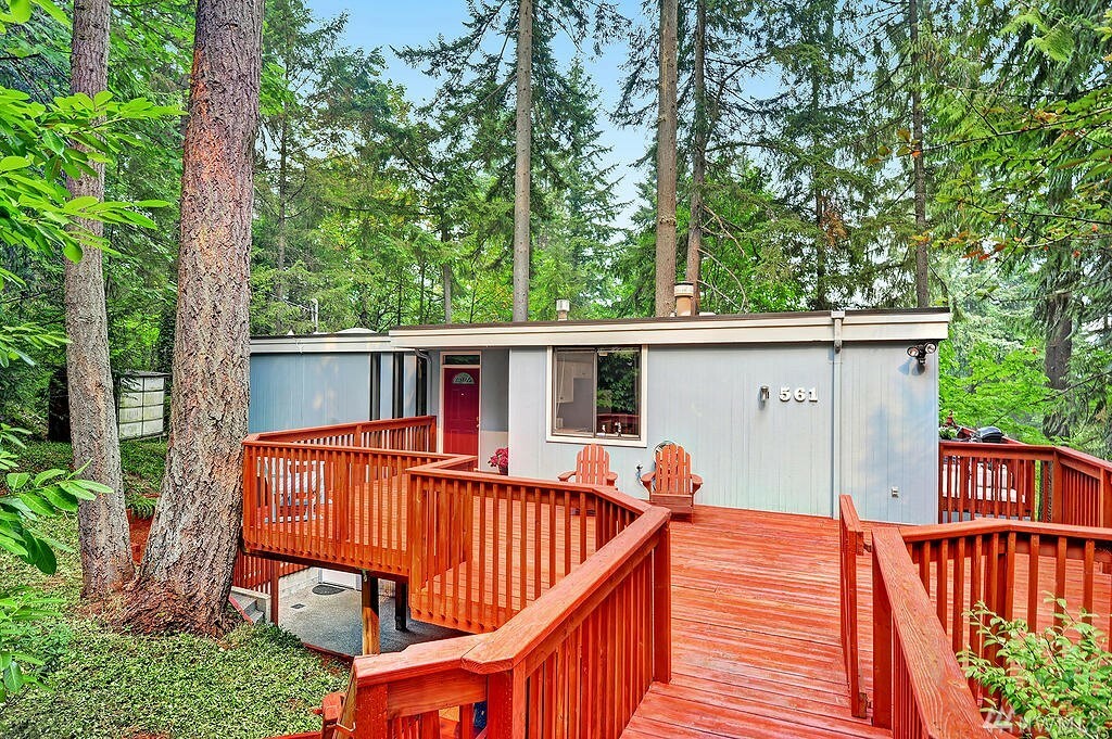 Property Photo:  561 SW Fernwood St  WA 98027 