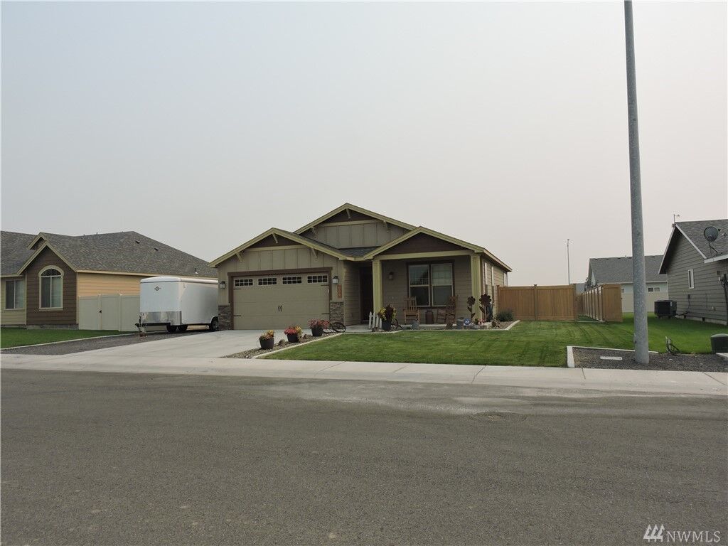 Property Photo: 906 Willow Ave NE WA 98848