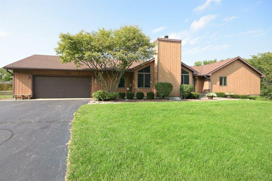 Property Photo: 882 N 400 IN 46383