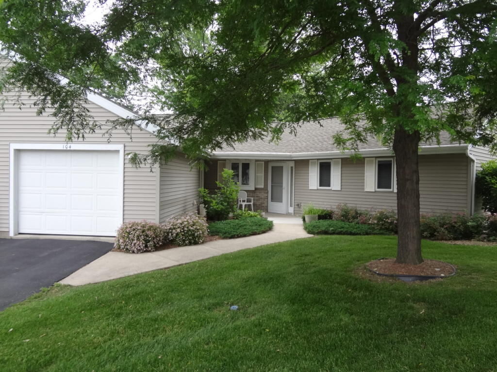 Property Photo:  104 Oxford Ln  WI 53523 