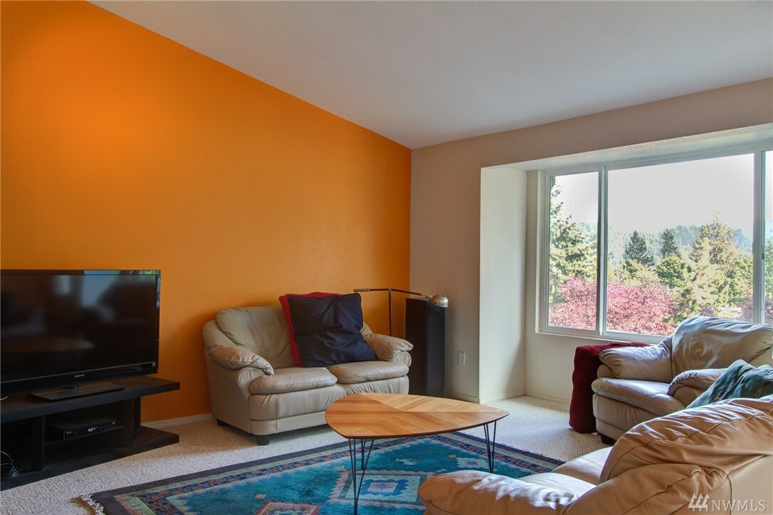 Property Photo:  206 Mt Park Blvd SW D-304  WA 98027 