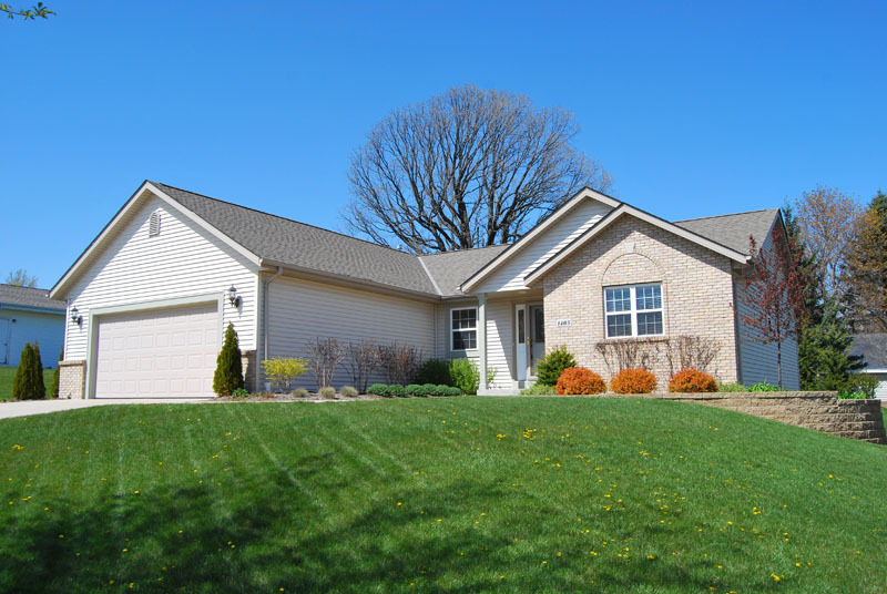 Property Photo:  1405 Goldenrod Cir  WI 53095-5415 