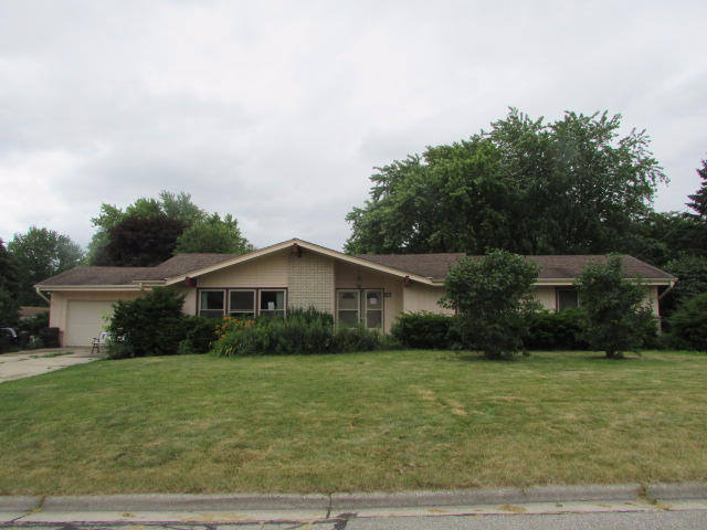 Property Photo:  1805 Beech St  WI 53172-1438 