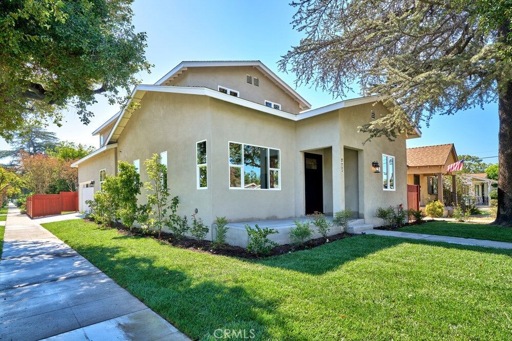 Property Photo:  2000 W Oak Street  CA 91506 