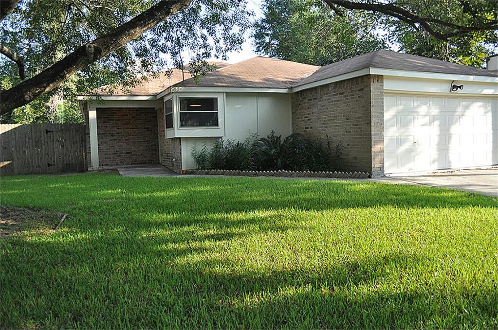 Property Photo: 6923 Foxport Lane TX 77338