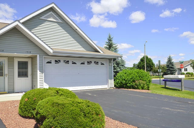 Property Photo: 1516 Watercress Cir WI 53095-5417