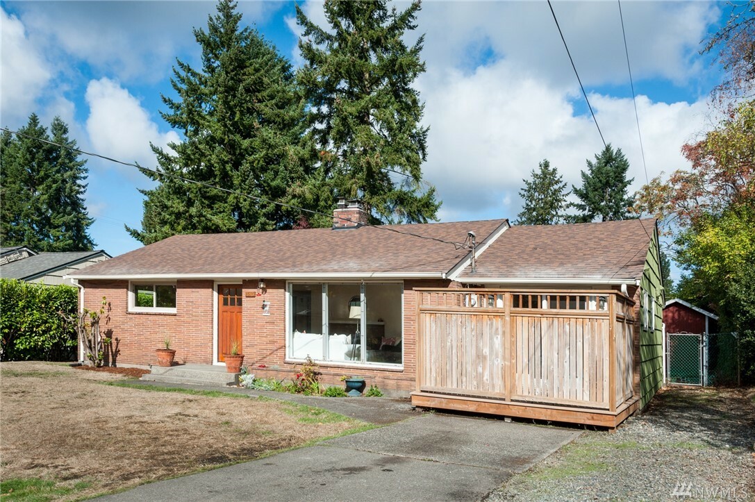Property Photo: 1516 N 121st St WA 98133