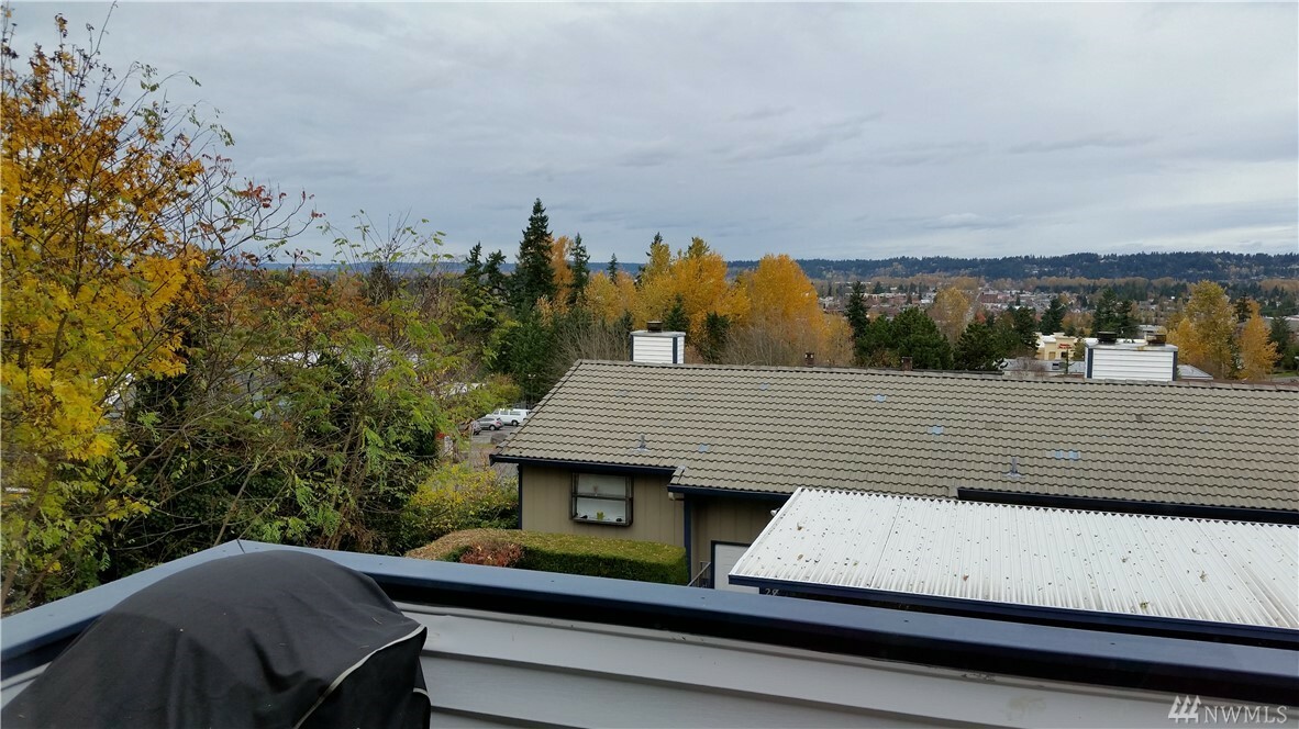 Property Photo:  110 19th Ave SE 18  WA 98372 