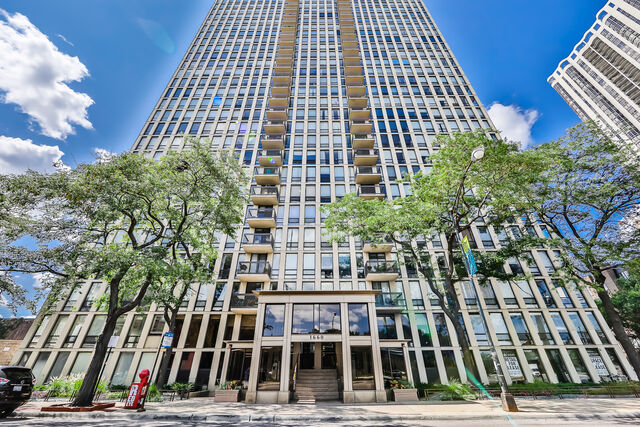 Property Photo: 1660 Lasalle Drive 2509 IL 60614