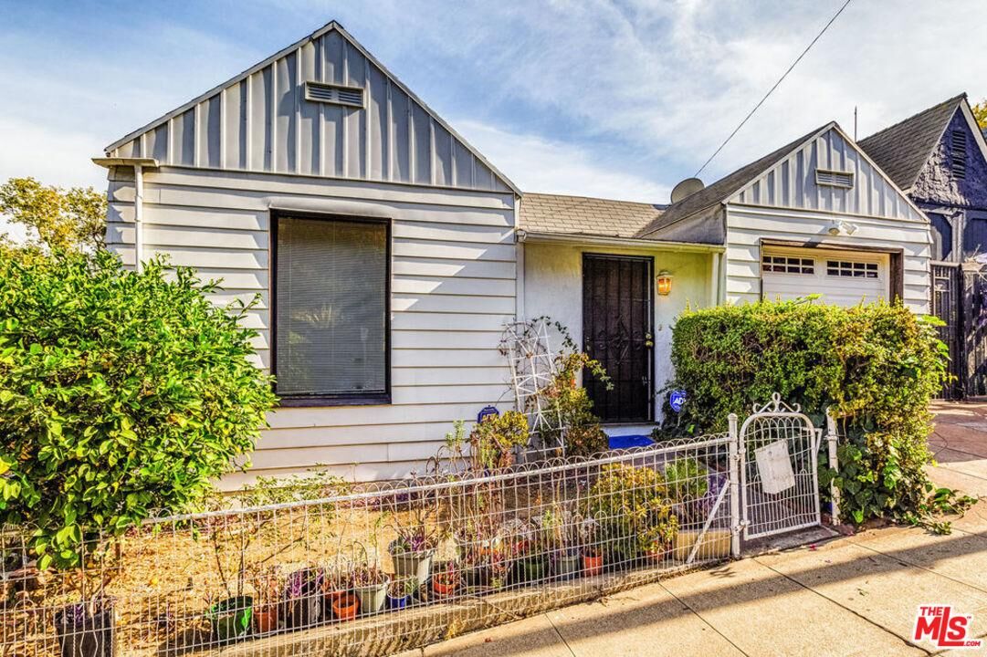 Property Photo:  2380 Lake View Ave  CA 90039 