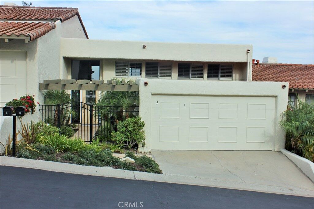 Property Photo: 7 Oaktree Lane CA 90274