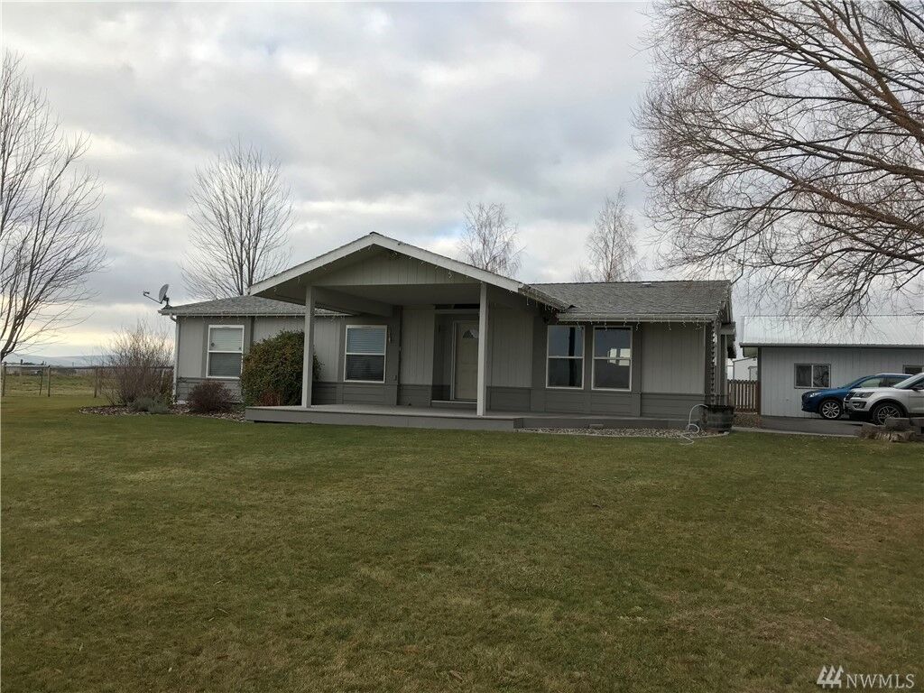 Property Photo:  737 S Wind Hill Ln  WA 99344 