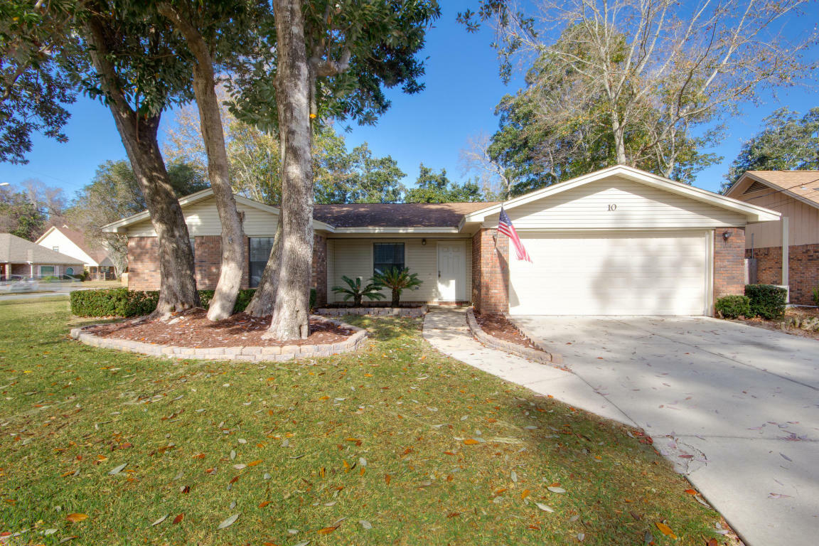 Property Photo:  10 Lakewood Street  FL 32569 