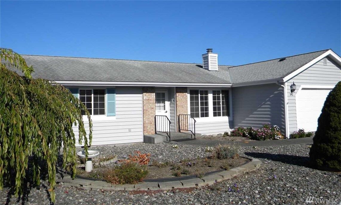 Property Photo:  942 E Fir St  WA 98382 