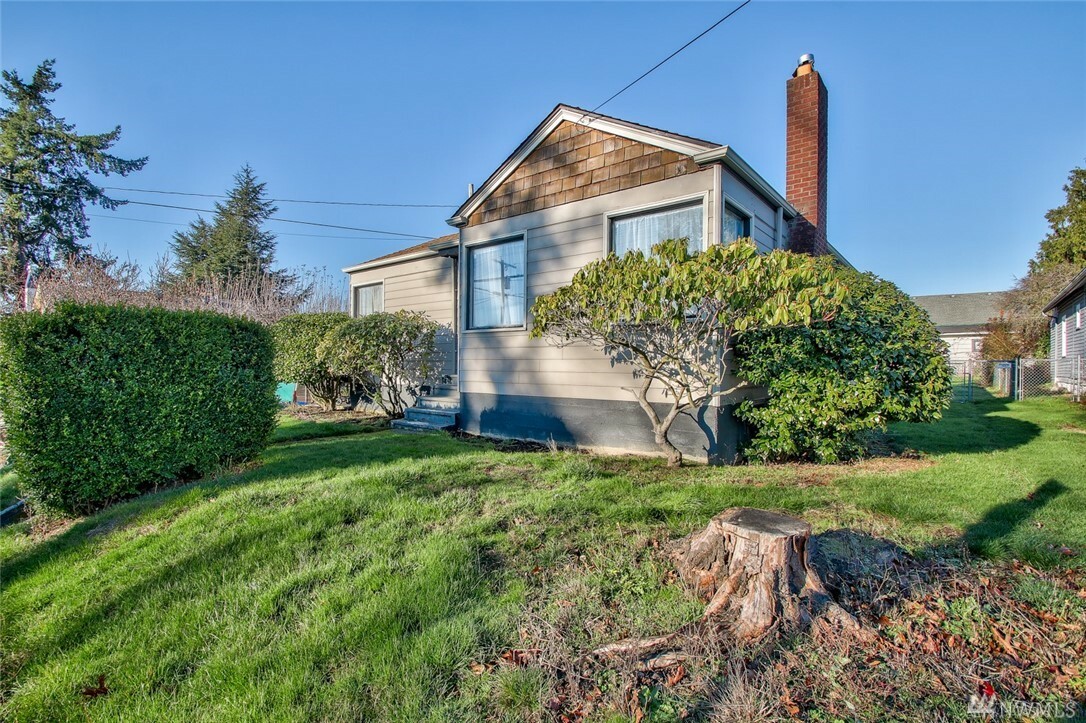 Property Photo:  1115 E Broad St  WA 98273 