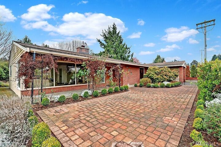 Property Photo:  522 9th Ave N  WA 98020 