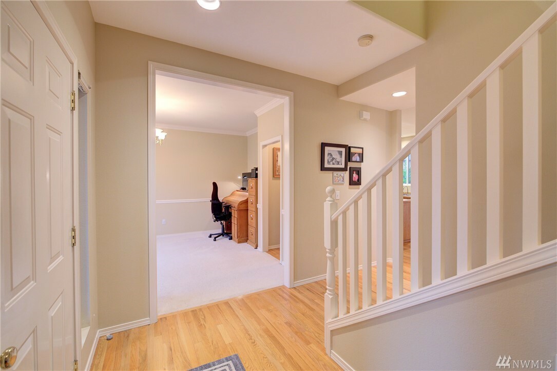 Property Photo:  670 Newport Ct NE  WA 98056 