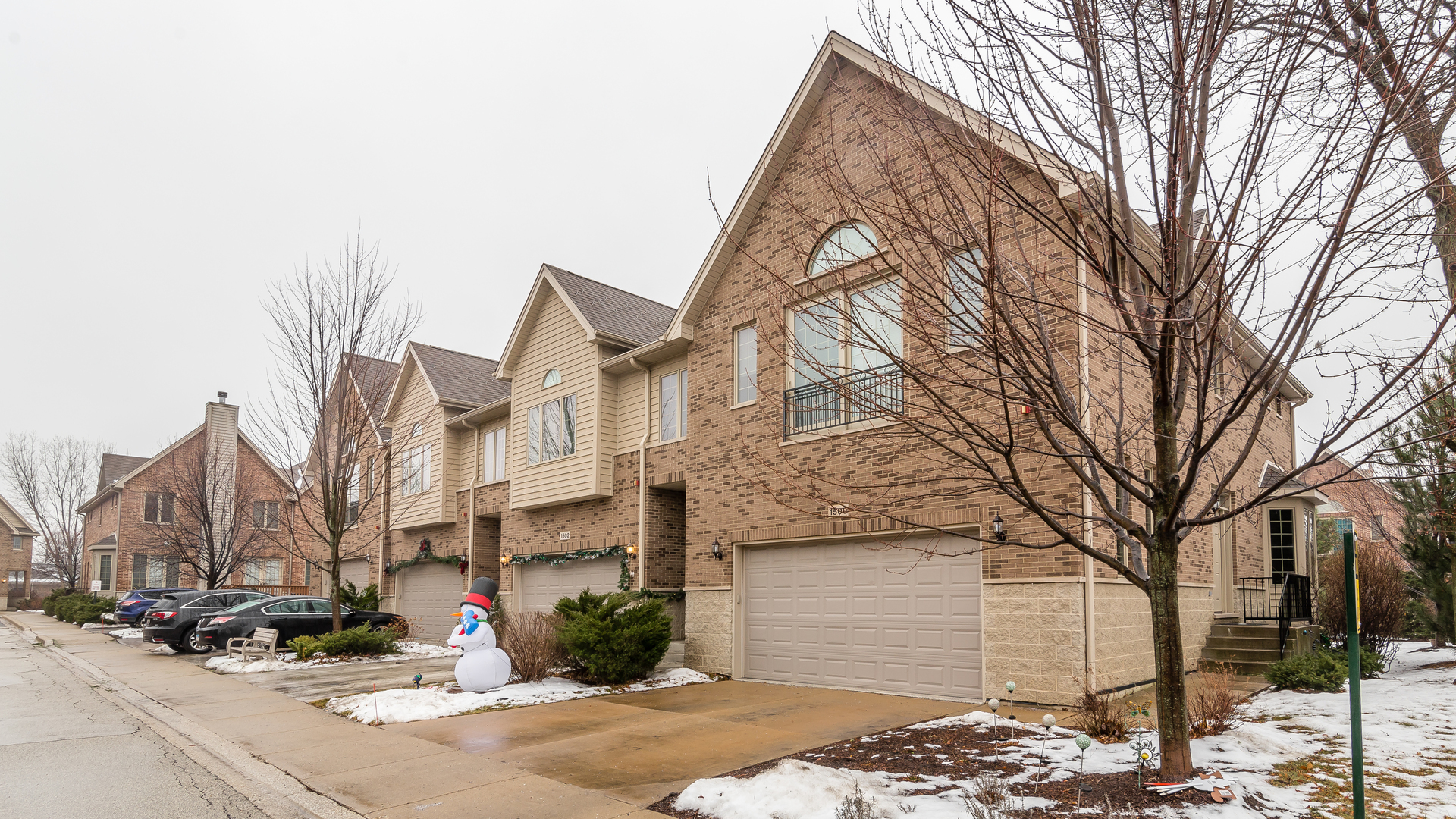Property Photo: 1500 Stonegate Manor IL 60056