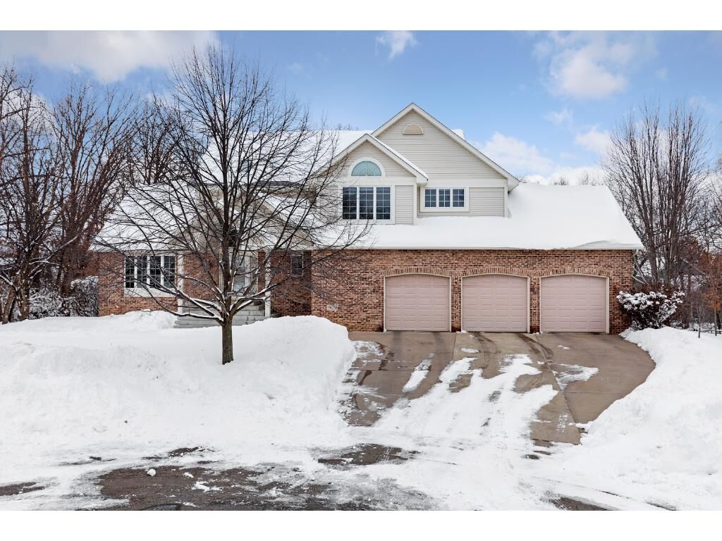 Property Photo:  905 Deer Oak Run  MN 55115 