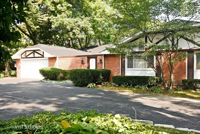 Property Photo: 4 Windermere On Duxbury 4 IL 60008