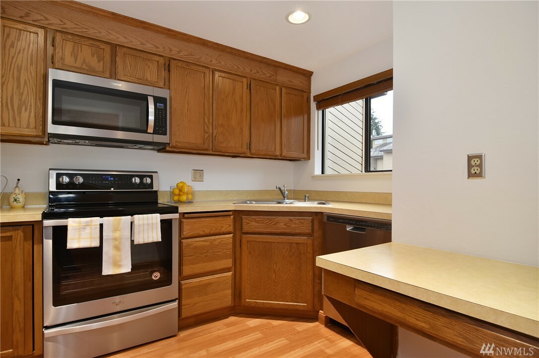 Property Photo:  1819 N 107th St 202  WA 98133 