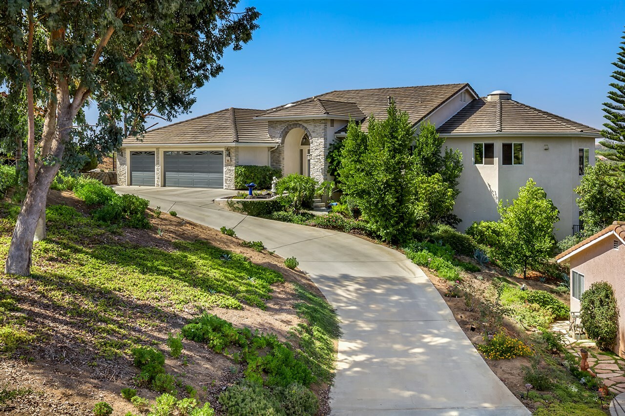 Property Photo:  2211 Crest Hill Ln  CA 92028 