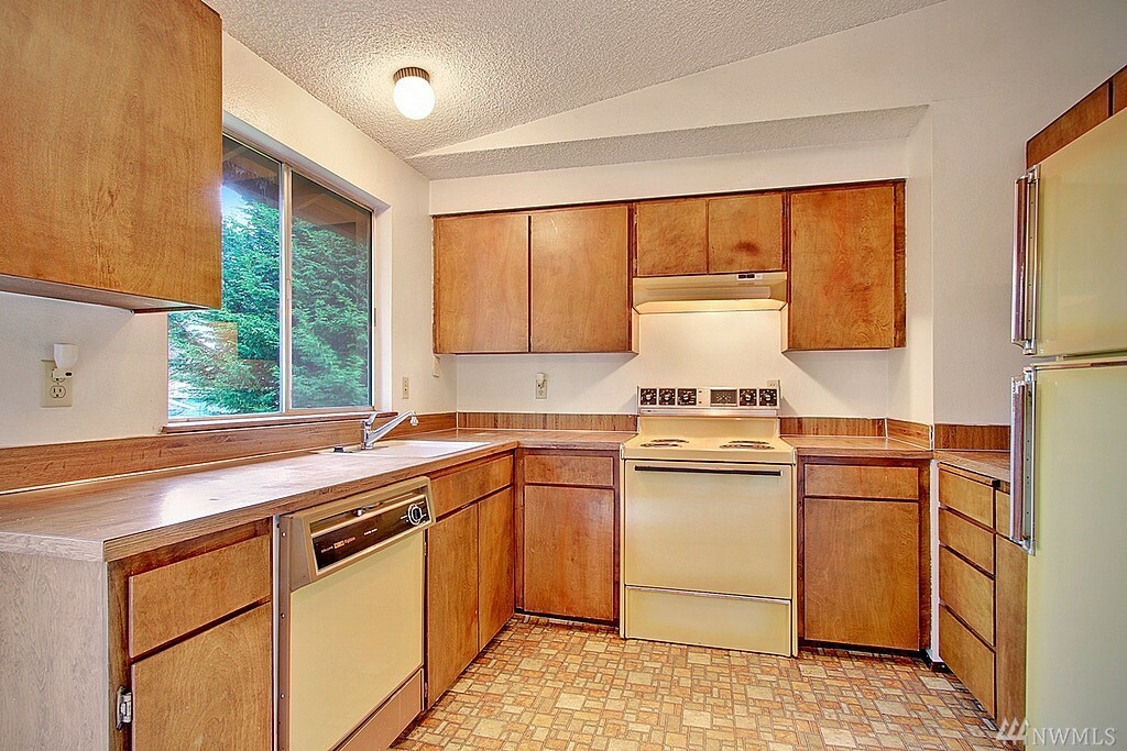 Property Photo:  14322 Wallingford Ave N  WA 98133 