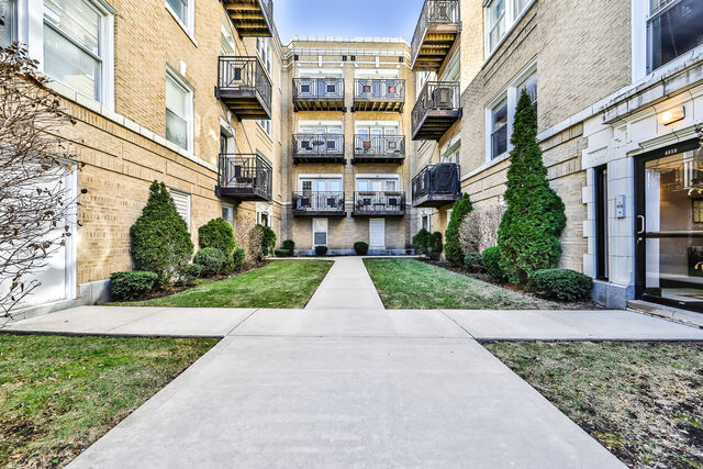 Property Photo: 4910 Drake Avenue 1 IL 60625