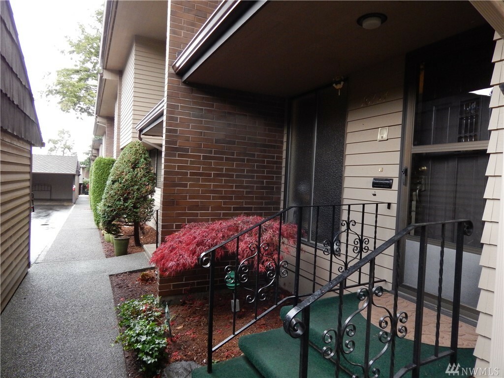 Property Photo: 10754 Glen Acres Dr S WA 98168