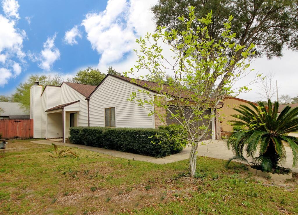 Property Photo:  1014 Alderwood Way  FL 32578 