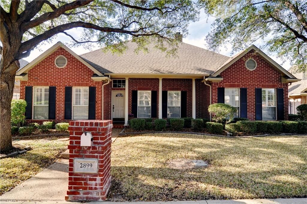 Property Photo:  2899 Oakbriar Trail  TX 76109 