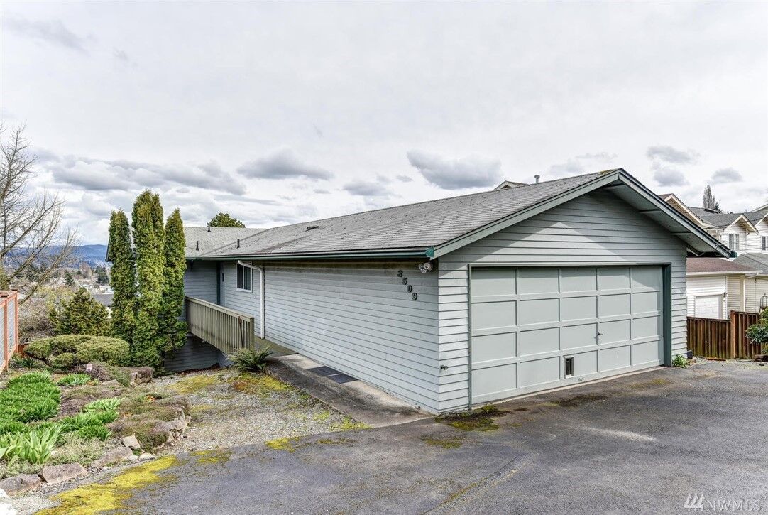 Property Photo: 3509 S Thistle St WA 98118