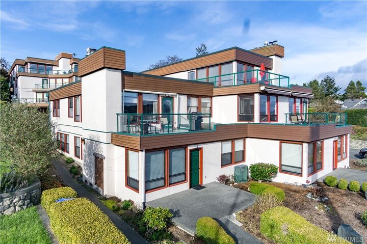 Property Photo:  1415 SE 9th Ave B301  WA 98277 