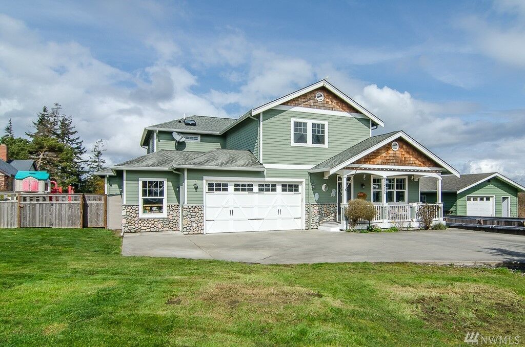 Property Photo:  1512 38th St  WA 98221 