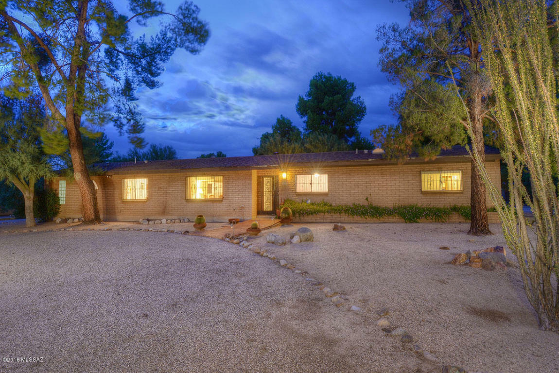 Property Photo: 830 W Landoran Lane AZ 85737