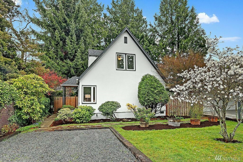 Property Photo:  1645 N 167th St  WA 98133 