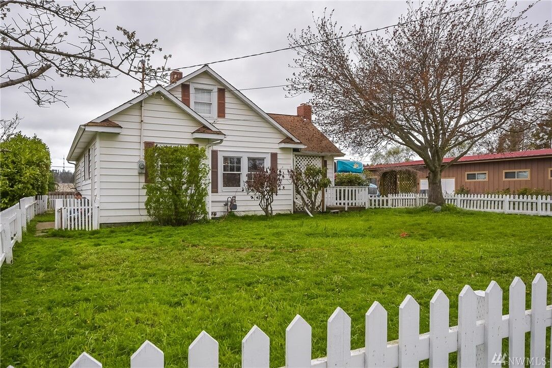 Property Photo: 211 SE Ely St WA 98277