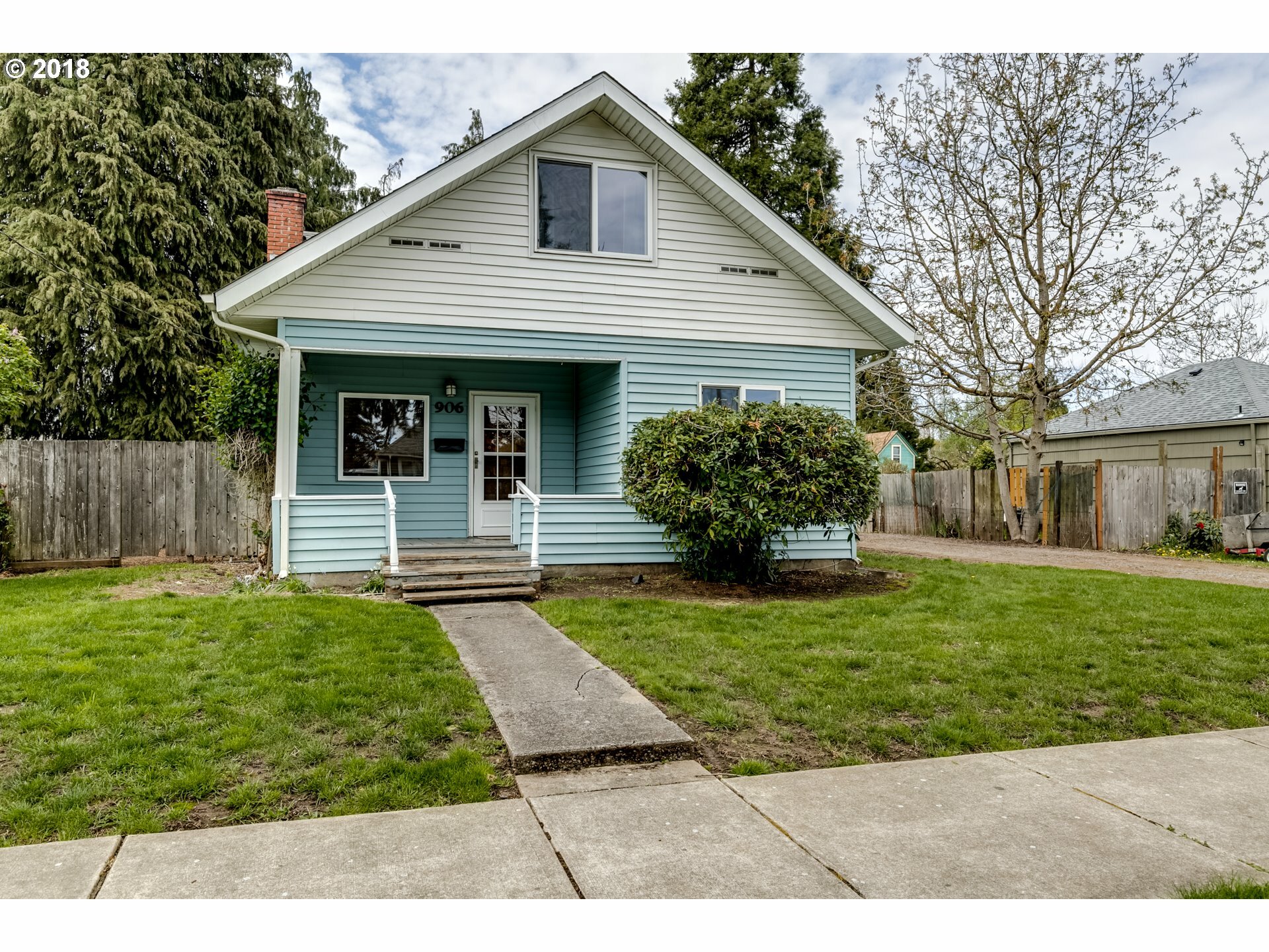 Property Photo: 906 6th St OR 97477