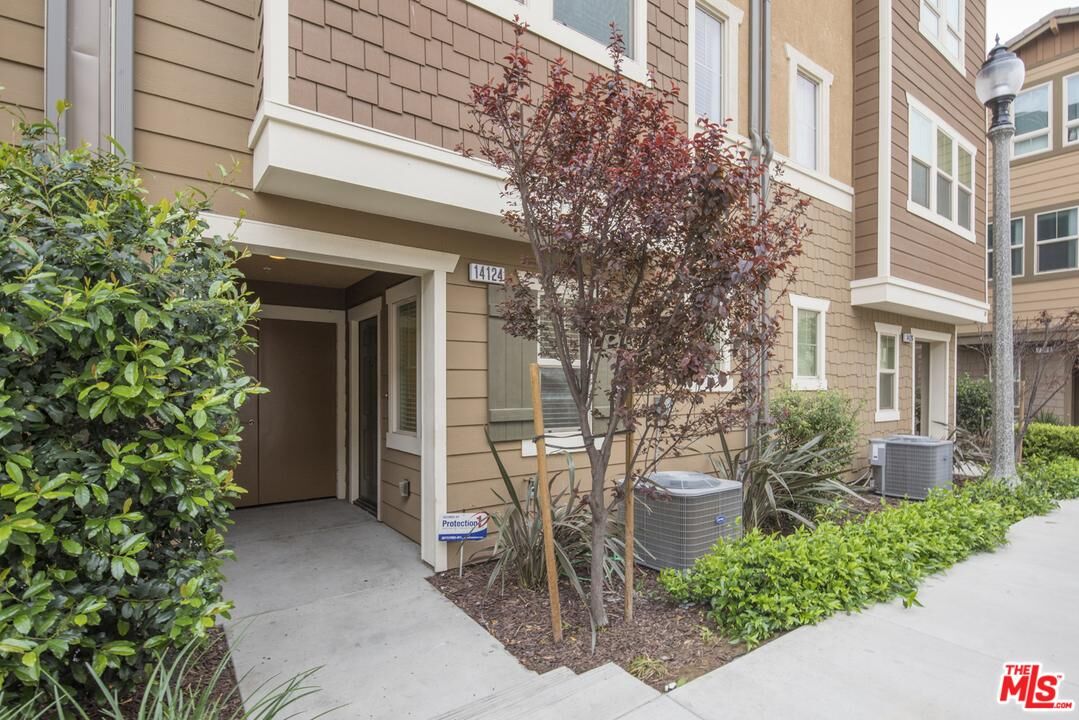 Property Photo:  14124 W Oak Ln  CA 91405 