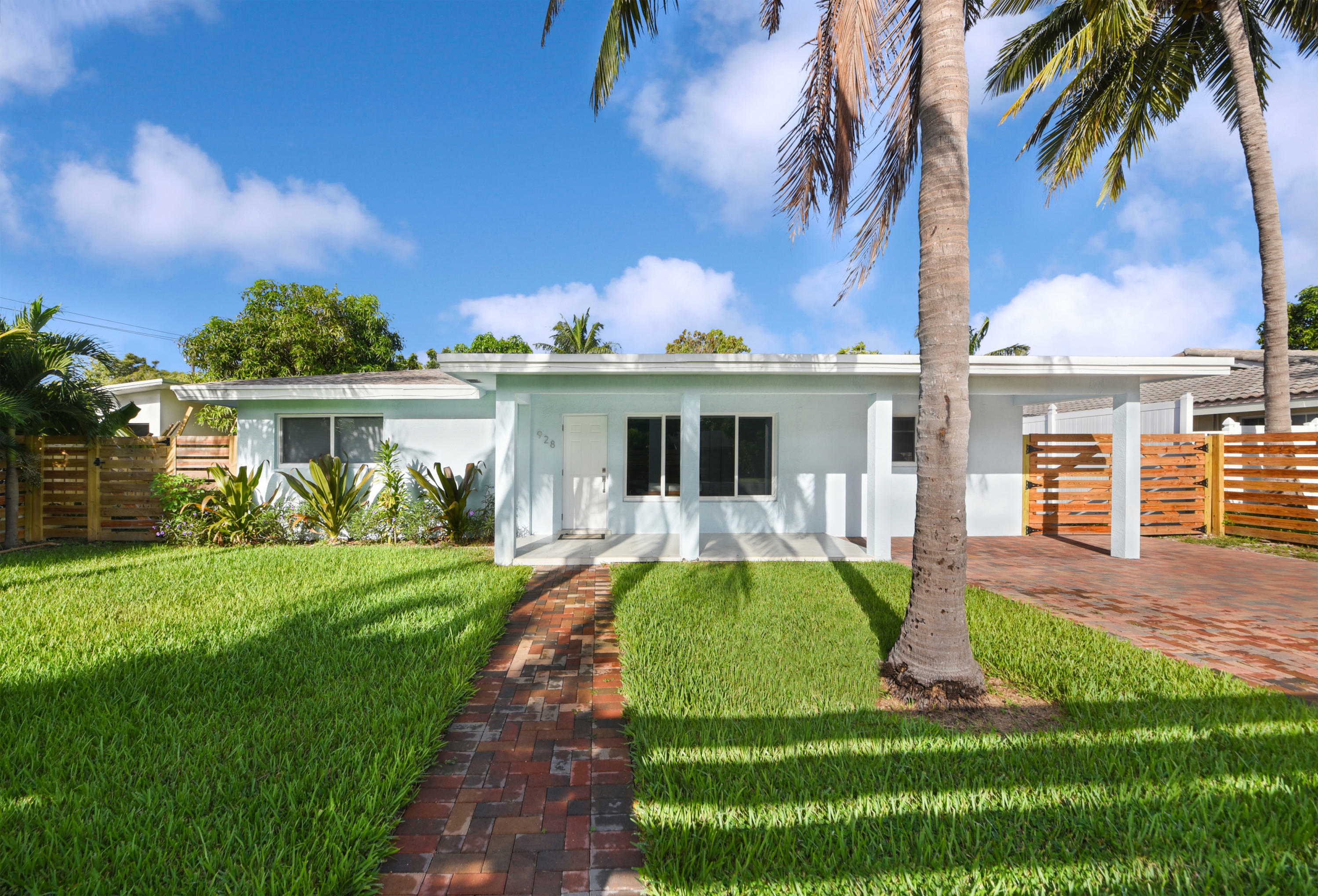 Property Photo:  928 SE 3rd Avenue  FL 33483 