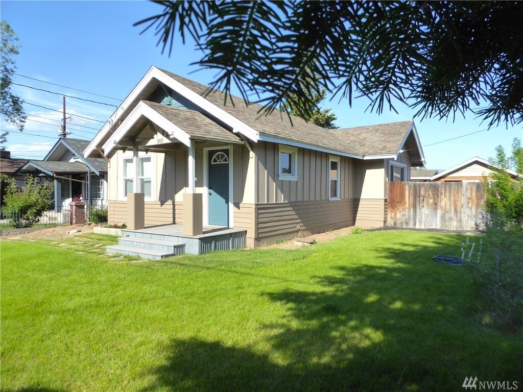 Property Photo:  909 Okanogan Ave  WA 98801 