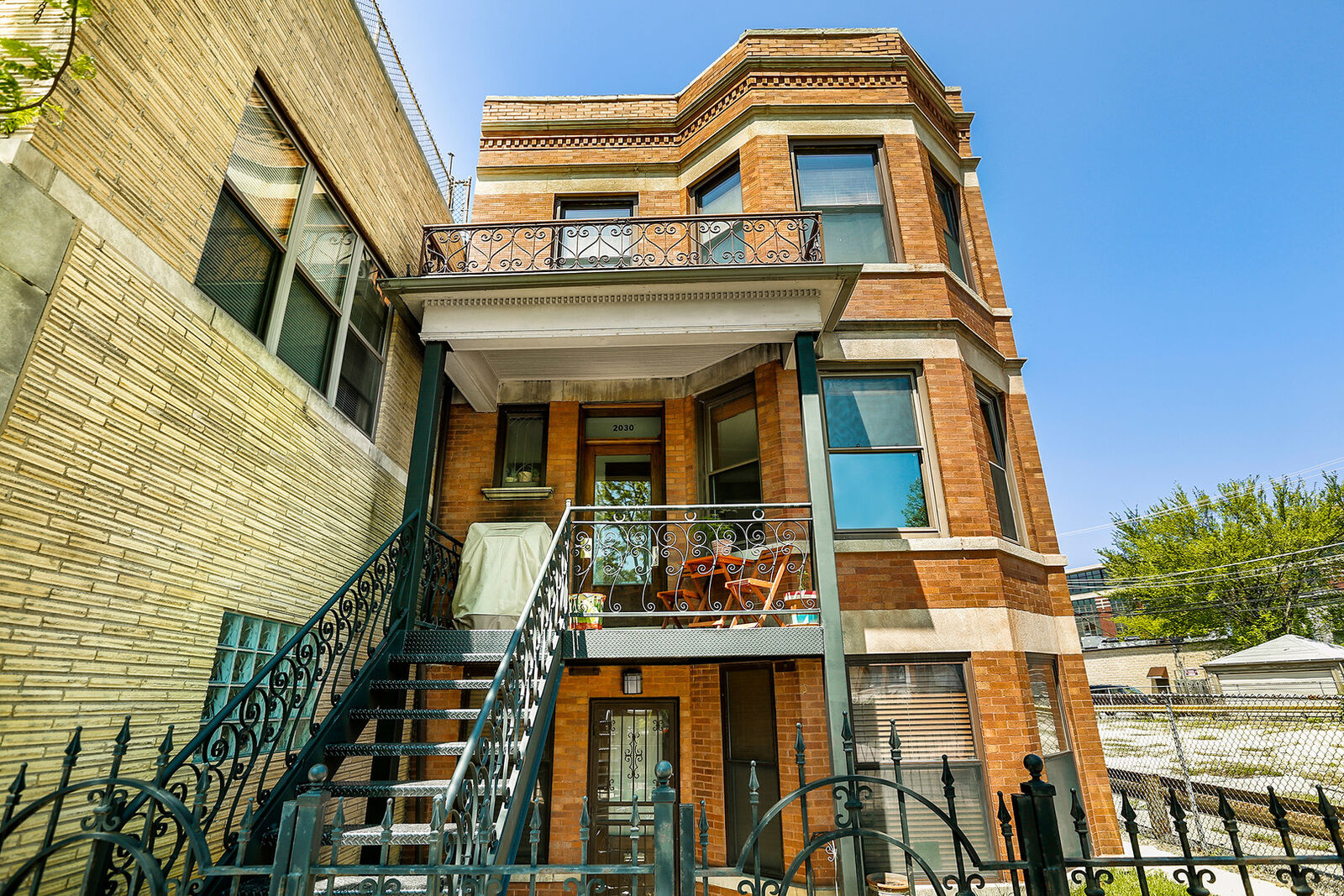 Property Photo:  2030 W Irving Park Road 2  IL 60618 
