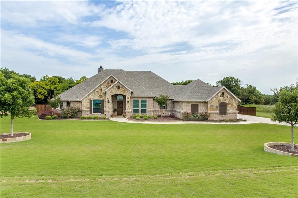 Property Photo: 100 Carson Drive TX 76087