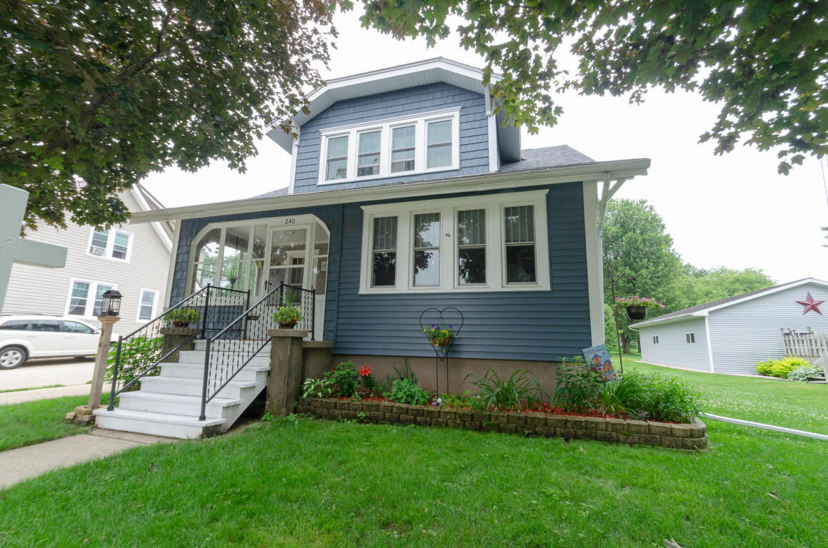 Property Photo:  240 Maple Ave  WI 53039 