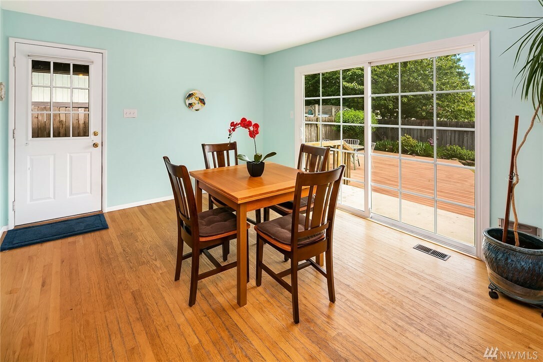 Property Photo: 4904 241st St SW WA 98043