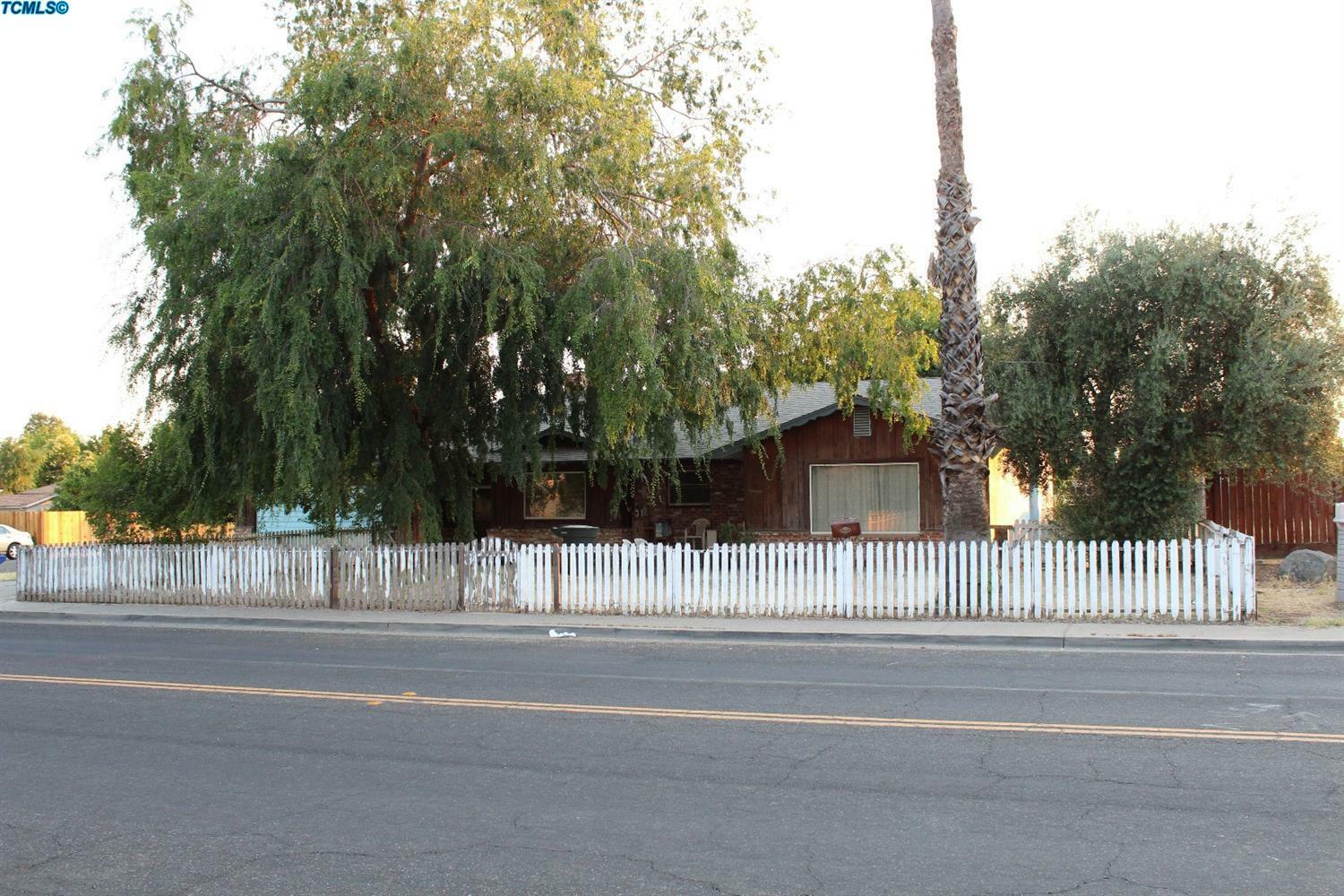 Property Photo:  715 N Cypress Street  CA 93286 