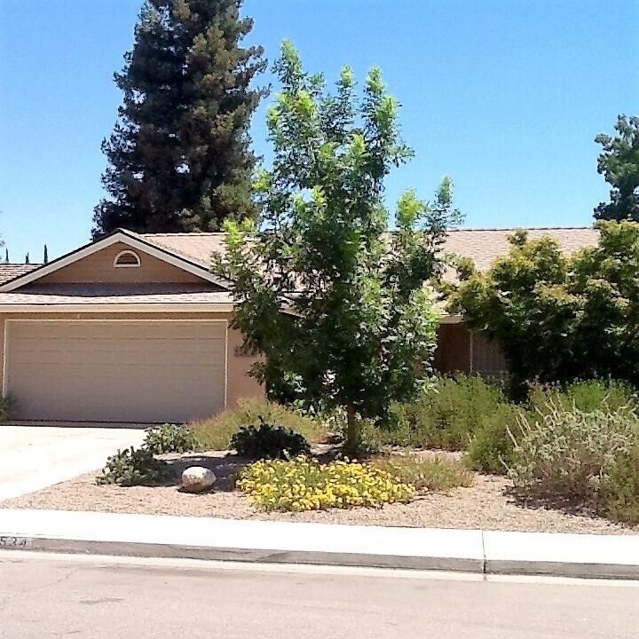 Property Photo: 1534 S Peppertree Court CA 93277