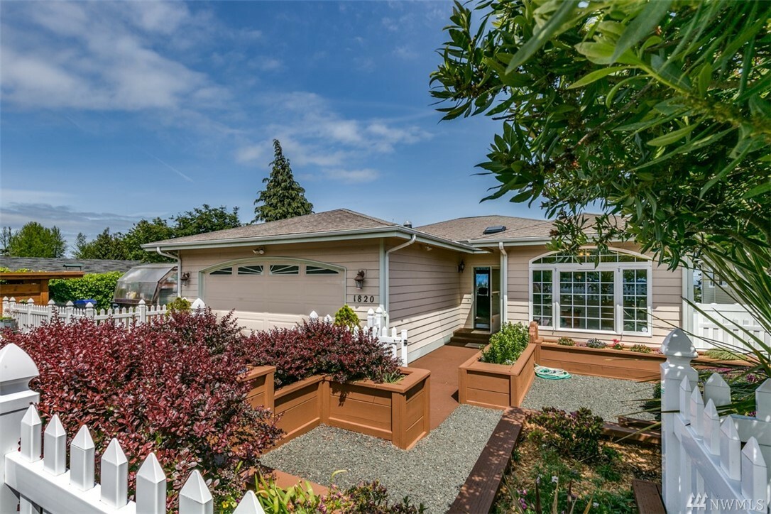 Property Photo:  1820 E Third St  WA 98362 